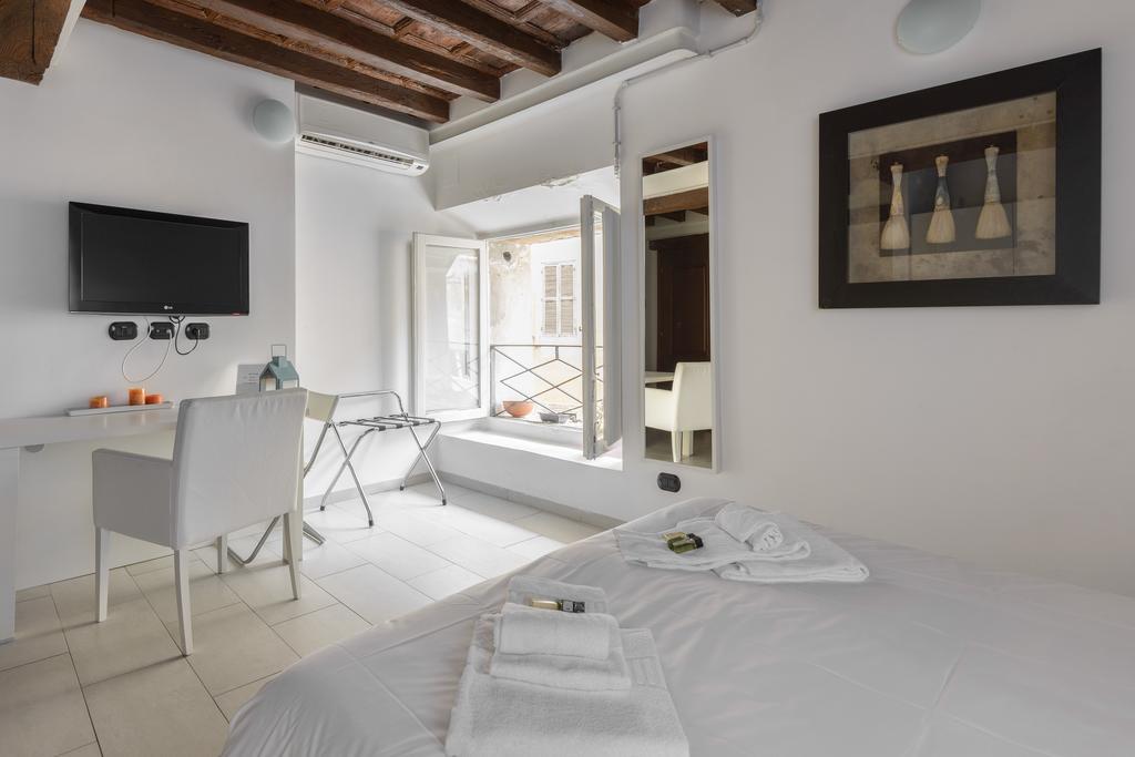 Flowers Apartments Rome Room photo